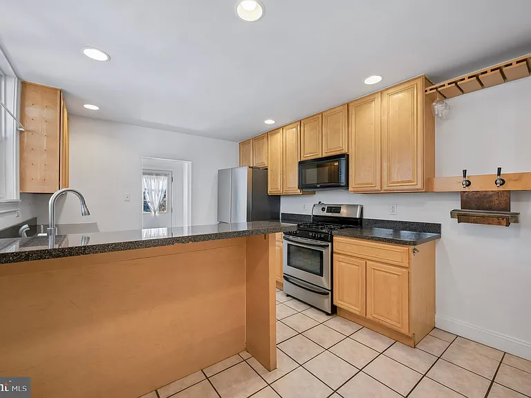 447 Dupont St — Photo 9