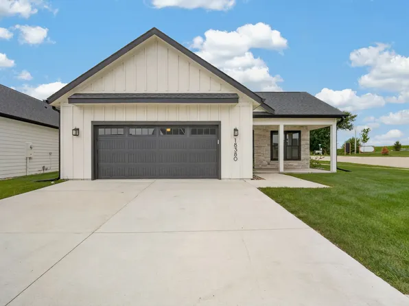 18322 Dooley Dr, Clive, IA 50325