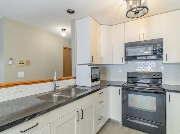 1806 Pioneer Rd APT 212, Red Wing, MN 55066