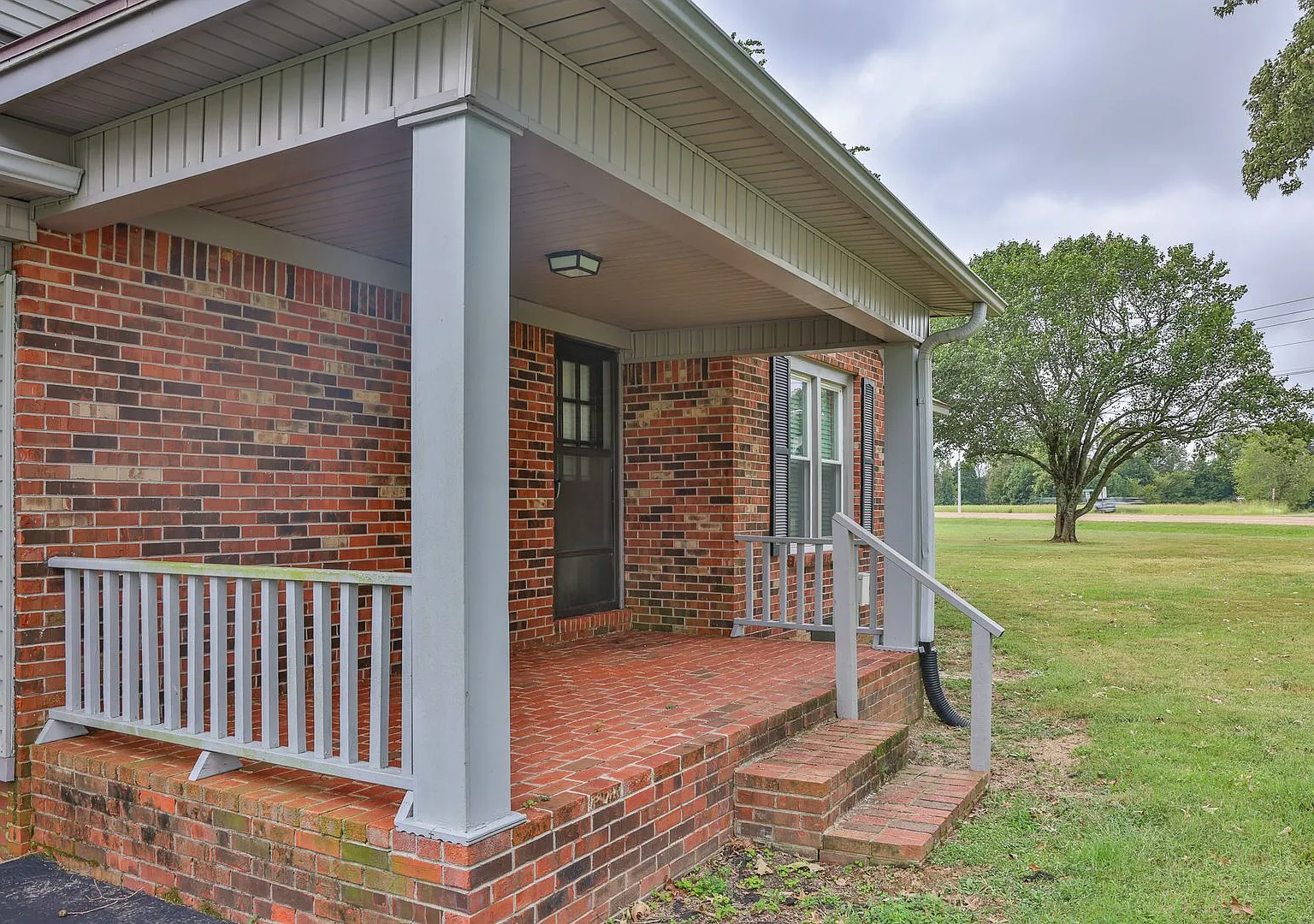 Prime Location! 3 Bed Home on Highway to Martin! — Photo 2