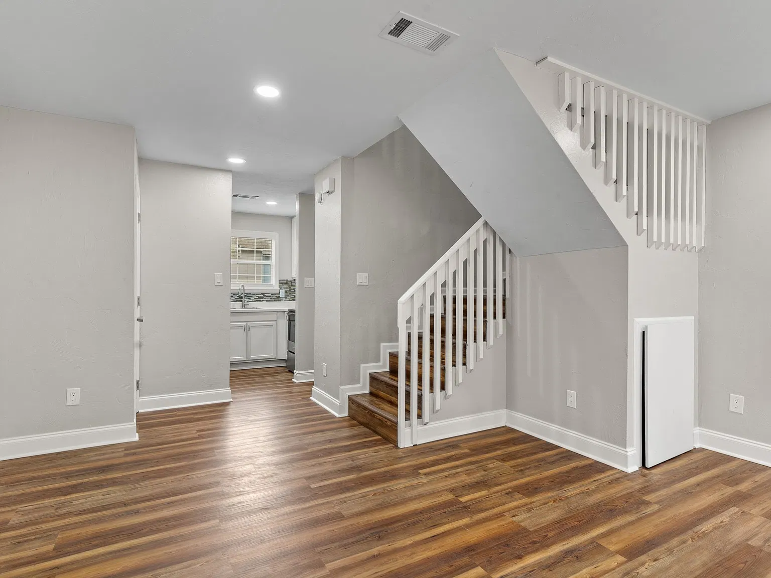 2 bed, 900 sqft, $1,400 — Photo 4