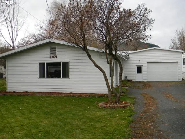 2704 N Depot St photo 1