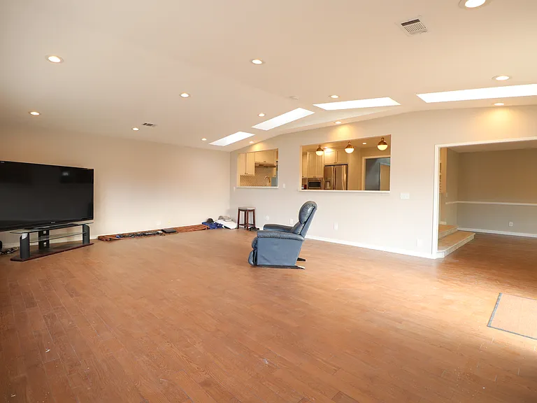 565 Clubhouse Dr — Photo 8