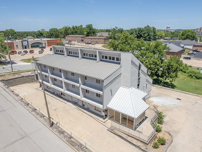 1015 Madison St E — Photo 2