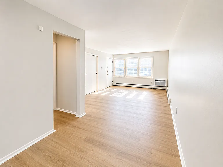 Town House Apts — Photo 5