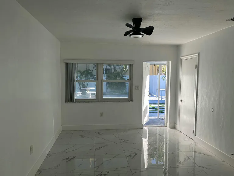 1108 NE 16th Ter #1-C — Photo 11