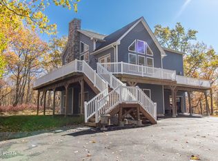 111 Woodcrest Dr, Hawley, PA 18428