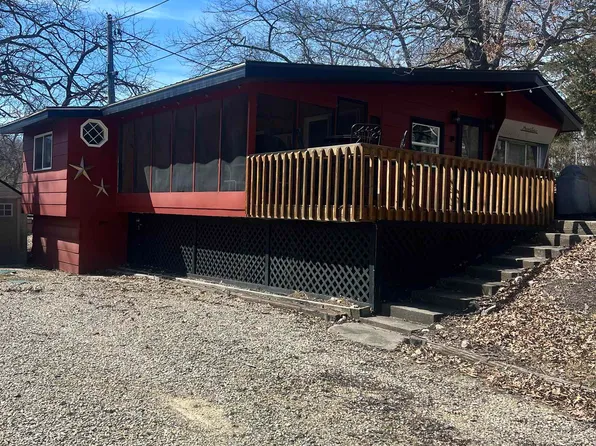 22250 260th St, Delhi, IA 52223