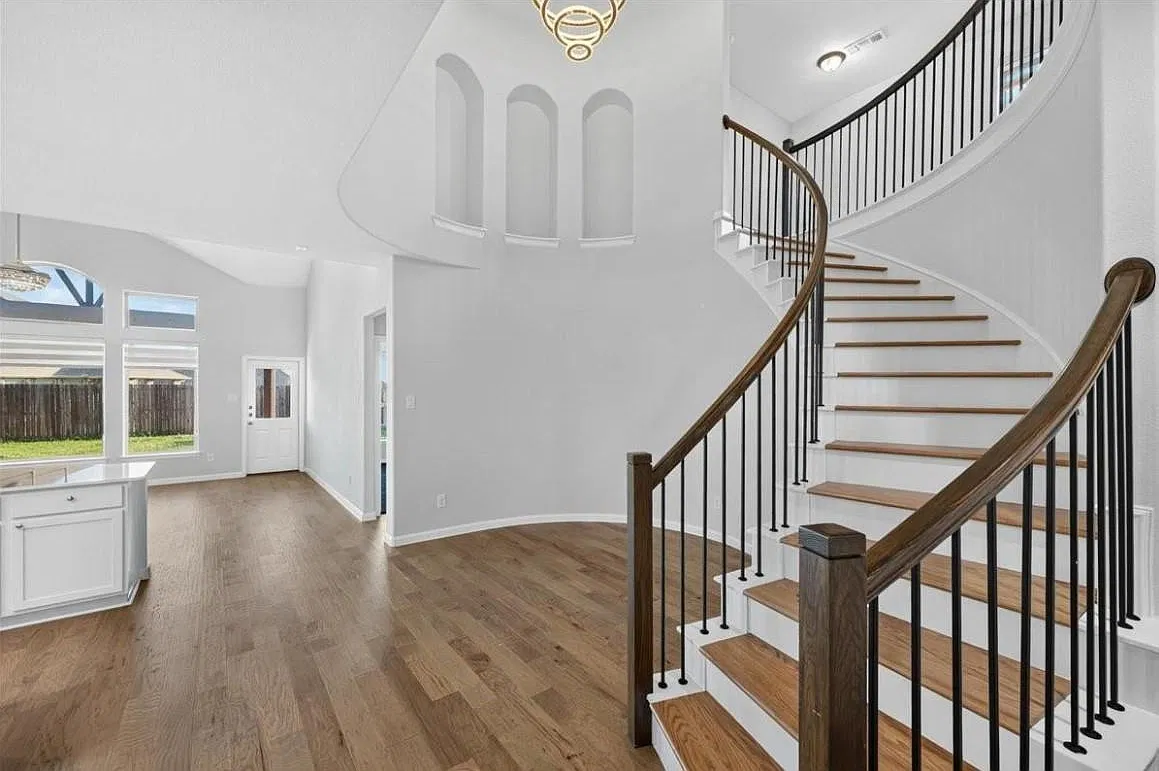 4 bed, 2707 sqft, $3,000 — Photo 3