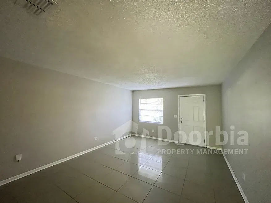 Charming 2 Bedroom, 1 Bathroom Single-Story Duplex — Photo 3