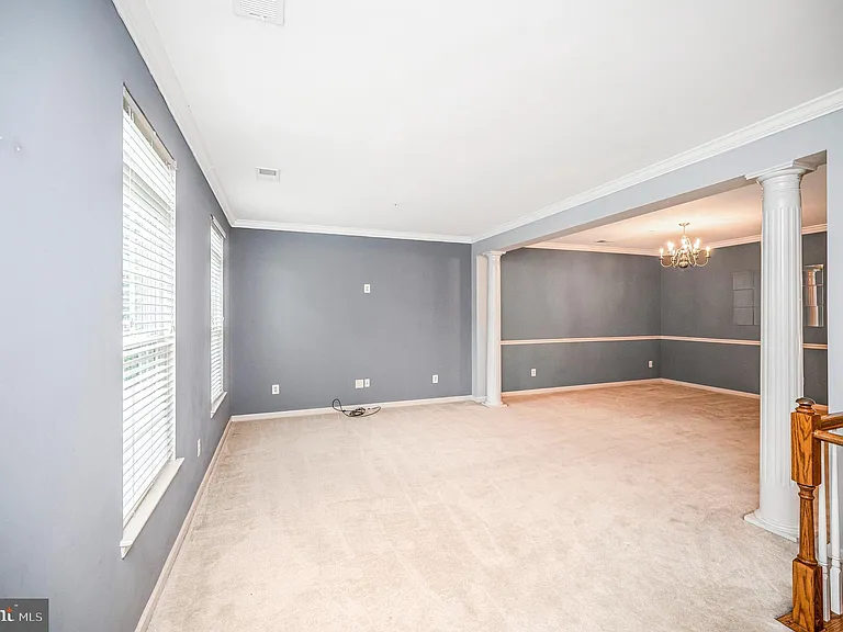 2515 Eastbourne Dr — Photo 3