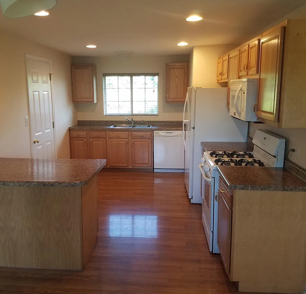 2 bed, 1000 sqft, $2,000 — Photo 2
