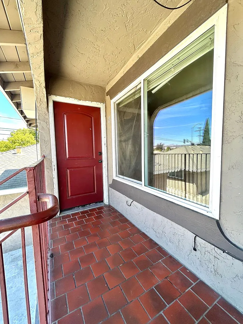 2 Bed, 1 Bathroom Apartment — Photo 1