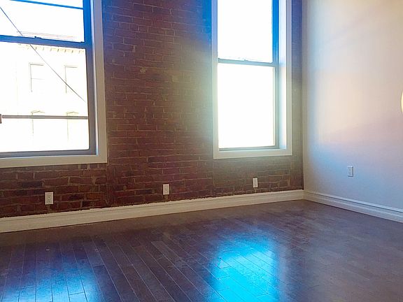 2nd image of 916 Fulton St #001