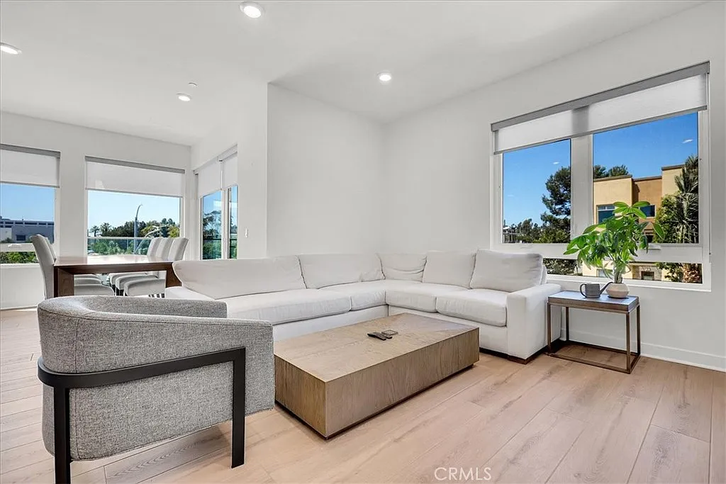 2 bed, 2.5 bath, 1825 sqft, $5,800 — Photo 2