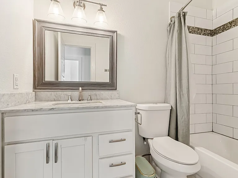 422 N Marlborough Ave — Photo 17