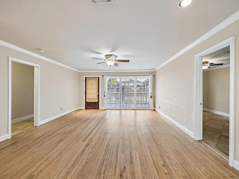 1221 Aurora St — Photo 2