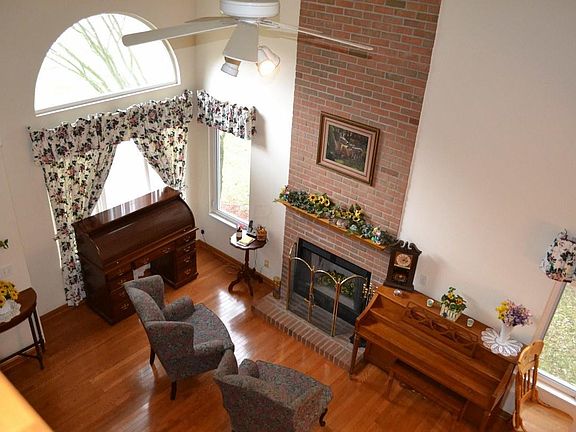 3rd image of 814 Pinehurst St