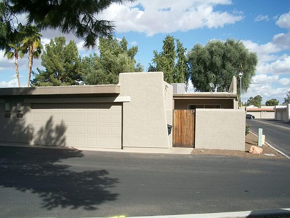 Back of Townhome / Garage
