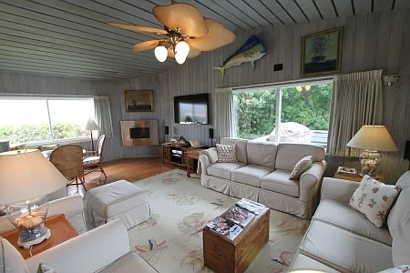 635 Sand Point Rd — Photo 10