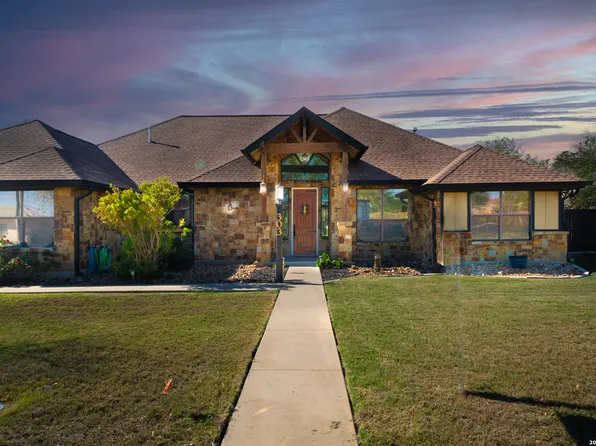 303 Schneider St, Poth, TX 78147