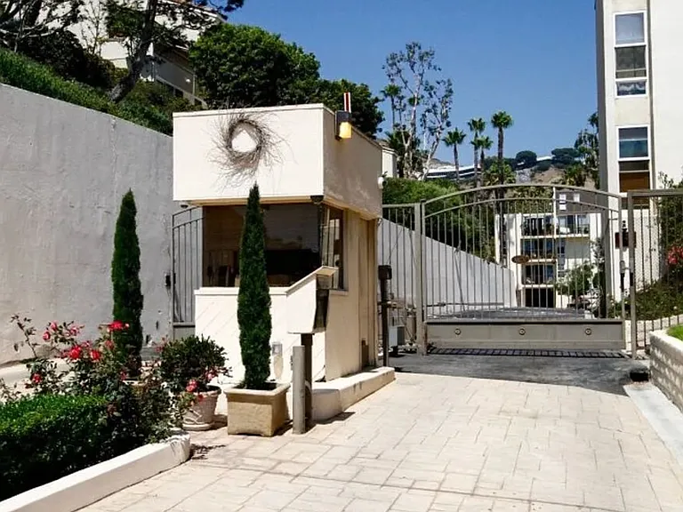 Gated entry with guard service