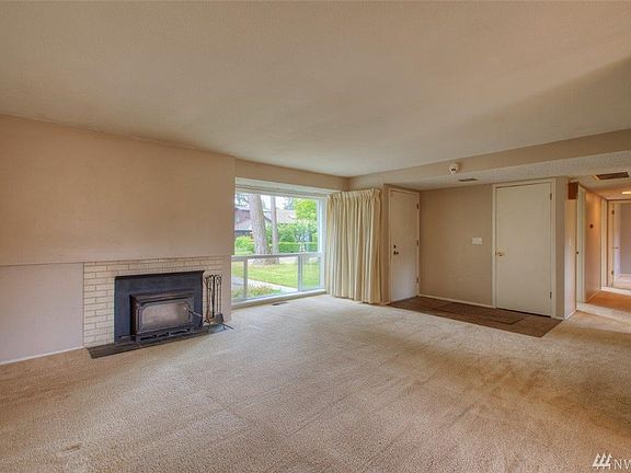 Spacious family room with Wood fireplace