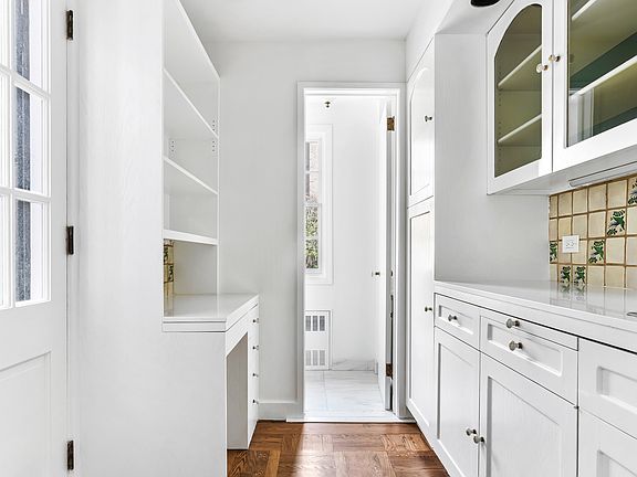 5th image of 335 W 70th St #1