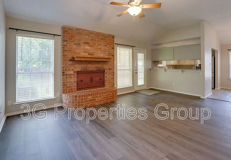 215 Linda St — Photo 1