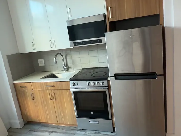 2028 Davidson Ave #1B — Photo 1