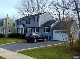 42 Grove St, Waldwick, NJ 07463