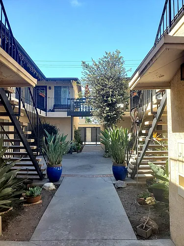 1054 E 3rd St #1 Photo 1
