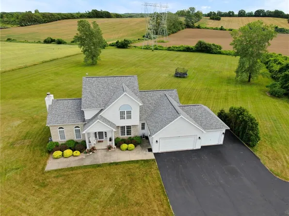 14 Lentine Dr, Churchville, NY 14428