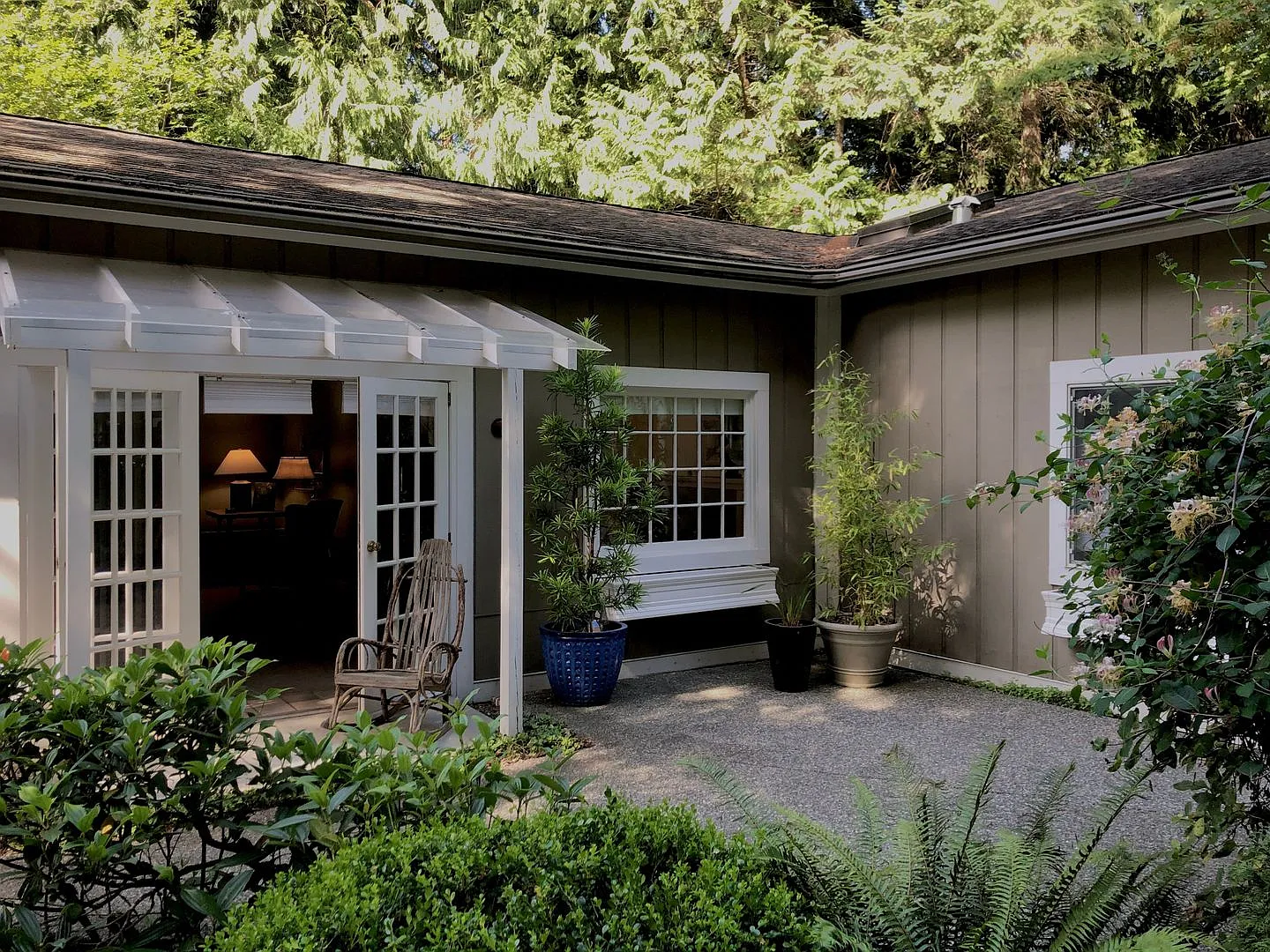 Charming oversized one bedroom cottage nestled quietly among a beautiful Bainbridge oasis — Photo 4