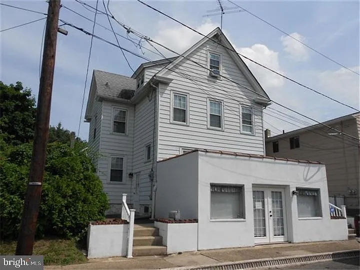 219 Station Ave photo 1