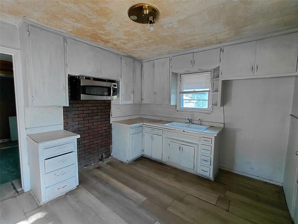 4th image of 4012 NW 33rd St