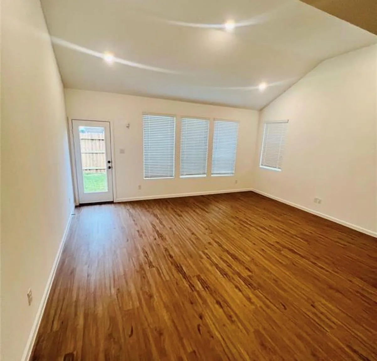 4 bed, 3.0 bath, 2427 sqft, $2,500 — Photo 4