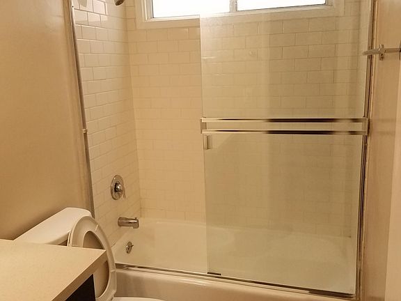 4th image of 13433 Moorpark St APT A