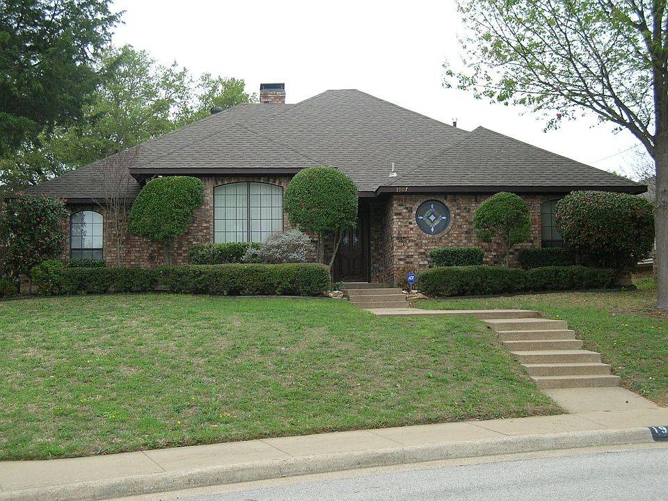 GREAT CURB APPEAL!!