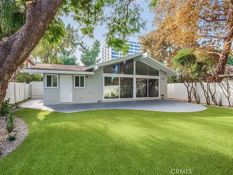 16231 Moorpark St — Photo 26