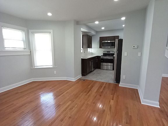 5th image of 943 E Stafford St