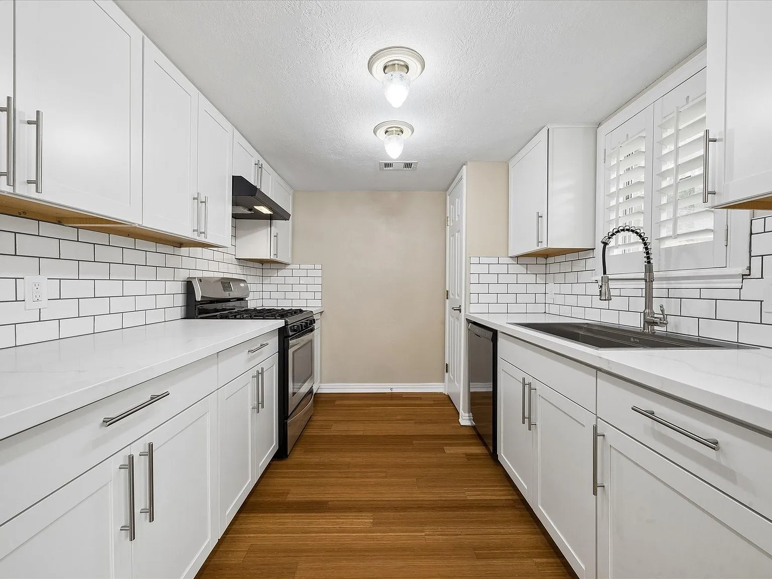 3 bed, 2.0 bath, 1634 sqft, $2,300 — Photo 4