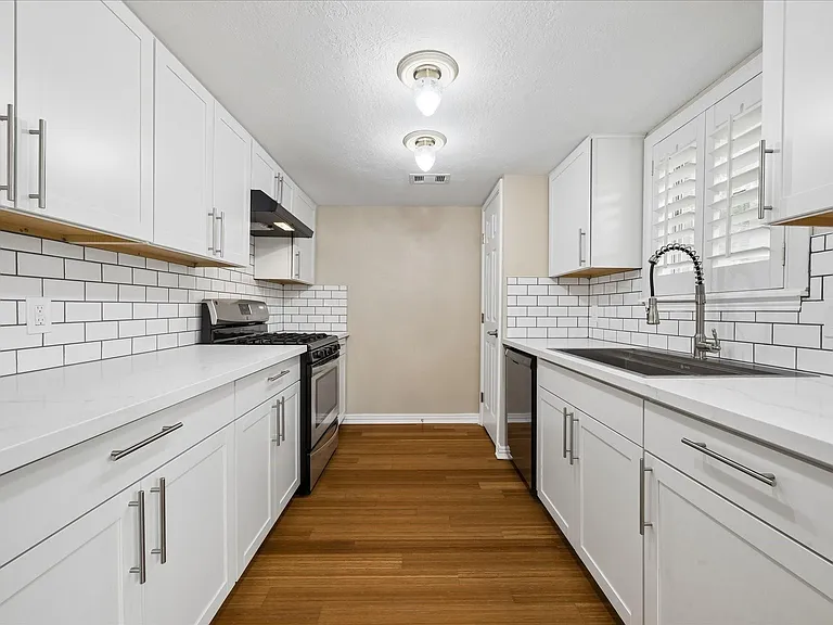 15710 Thunderbay Dr — Photo 4