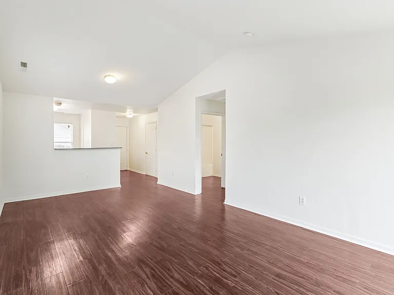 Broadway Village Apartments — Photo 33