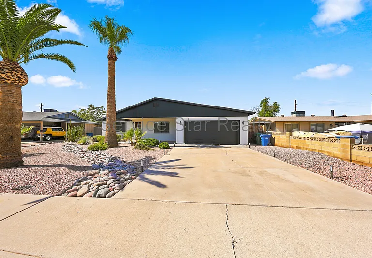 2162 E Concorda Dr — Photo 2