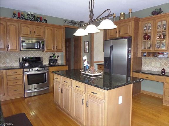 3rd image of 1092 Greenwood Ct