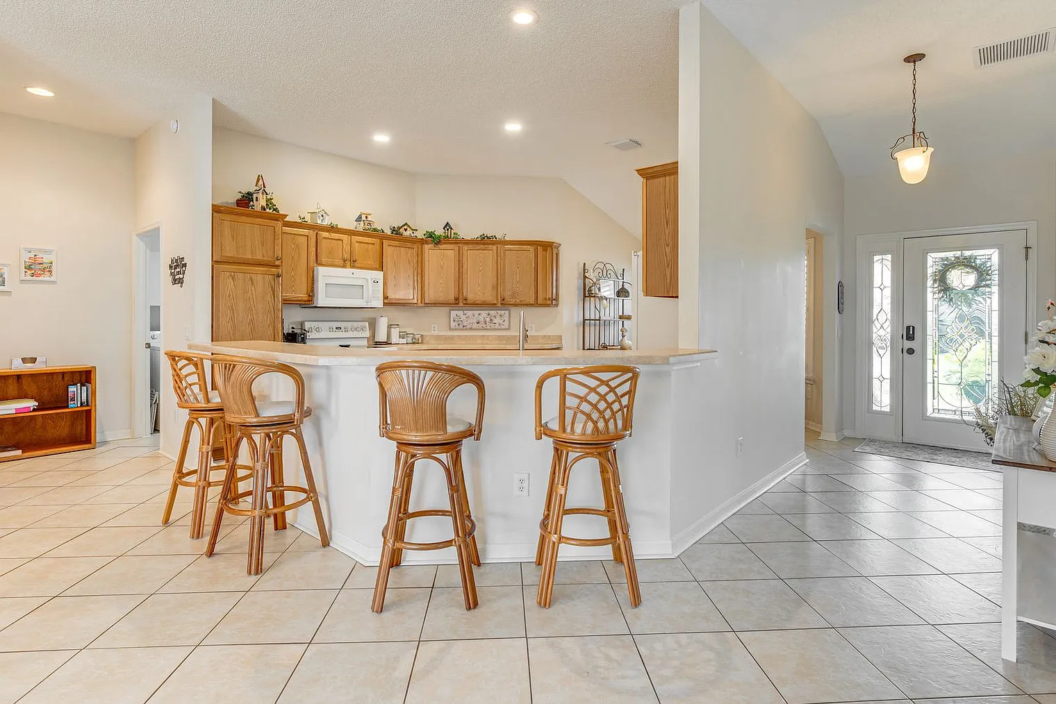 3 bed, 2.0 bath, 1894 sqft, $3,935 — Photo 3