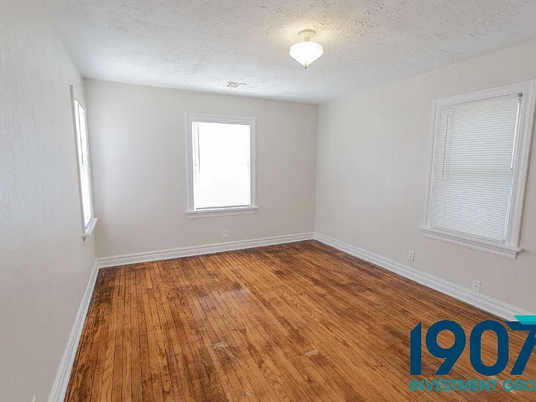 2321 NE 25th St — Photo 18