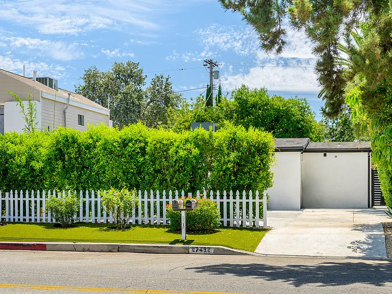22432 Burbank Blvd #1/2 — Photo 19