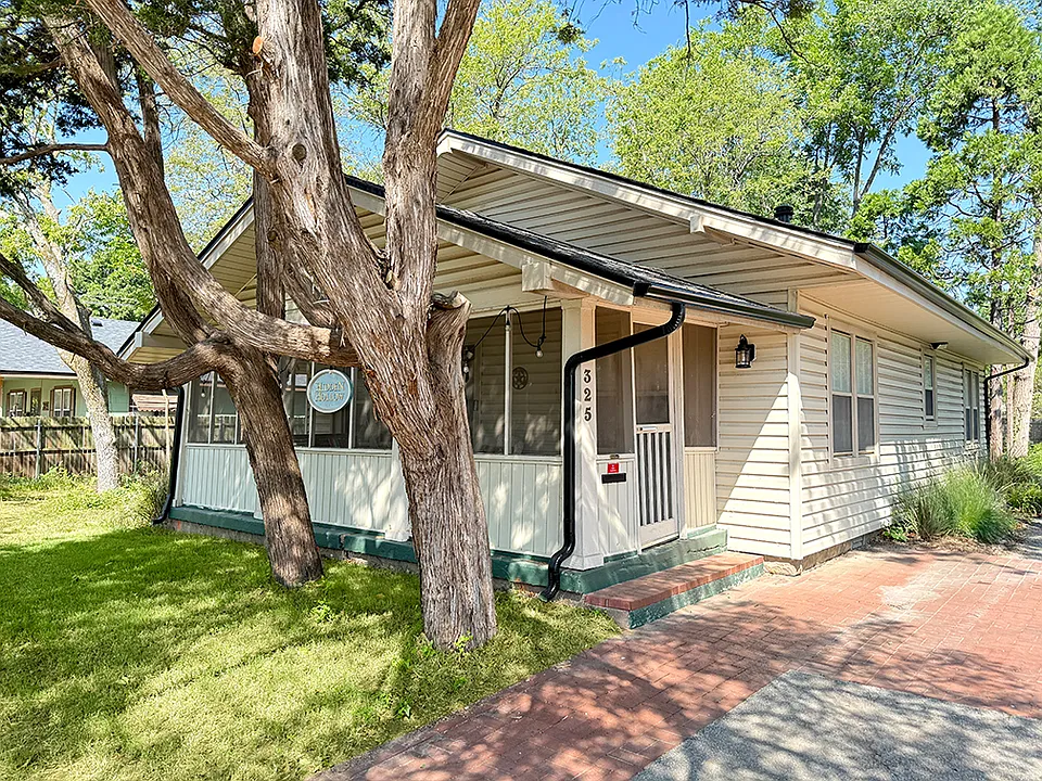325 W Tonhawa St